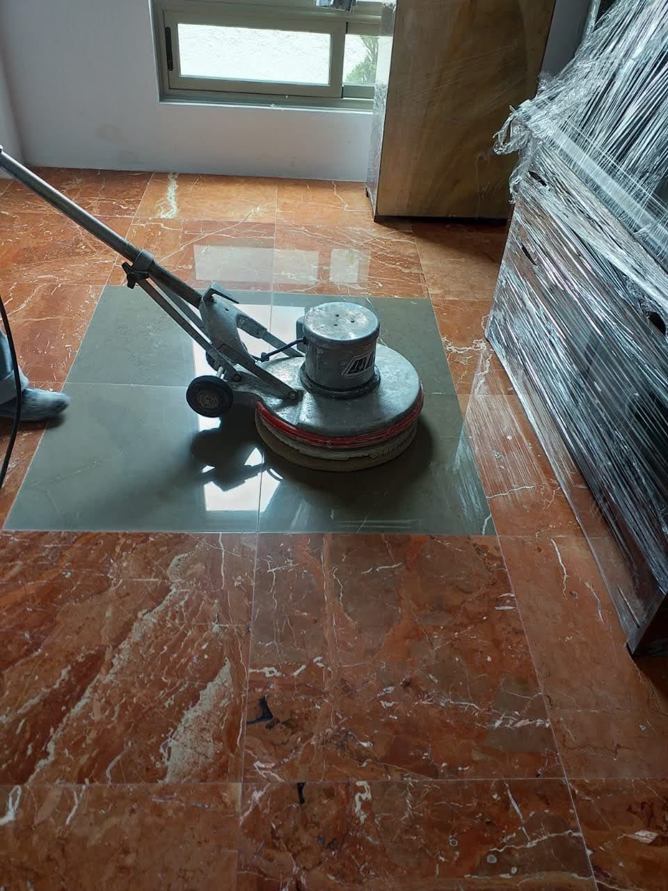 Pulido profesional en pasillo de oficinas
